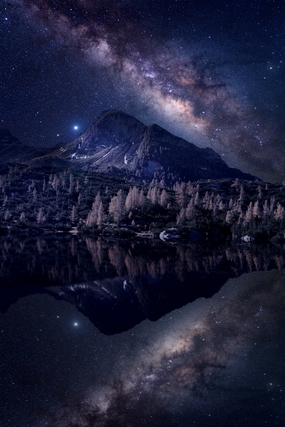 夜晚户外山峦星空图片